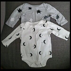 🌜⭐️ 2-piece Infant Bodysuit Set W. Stars & Moons All Over Gray, Black, & White